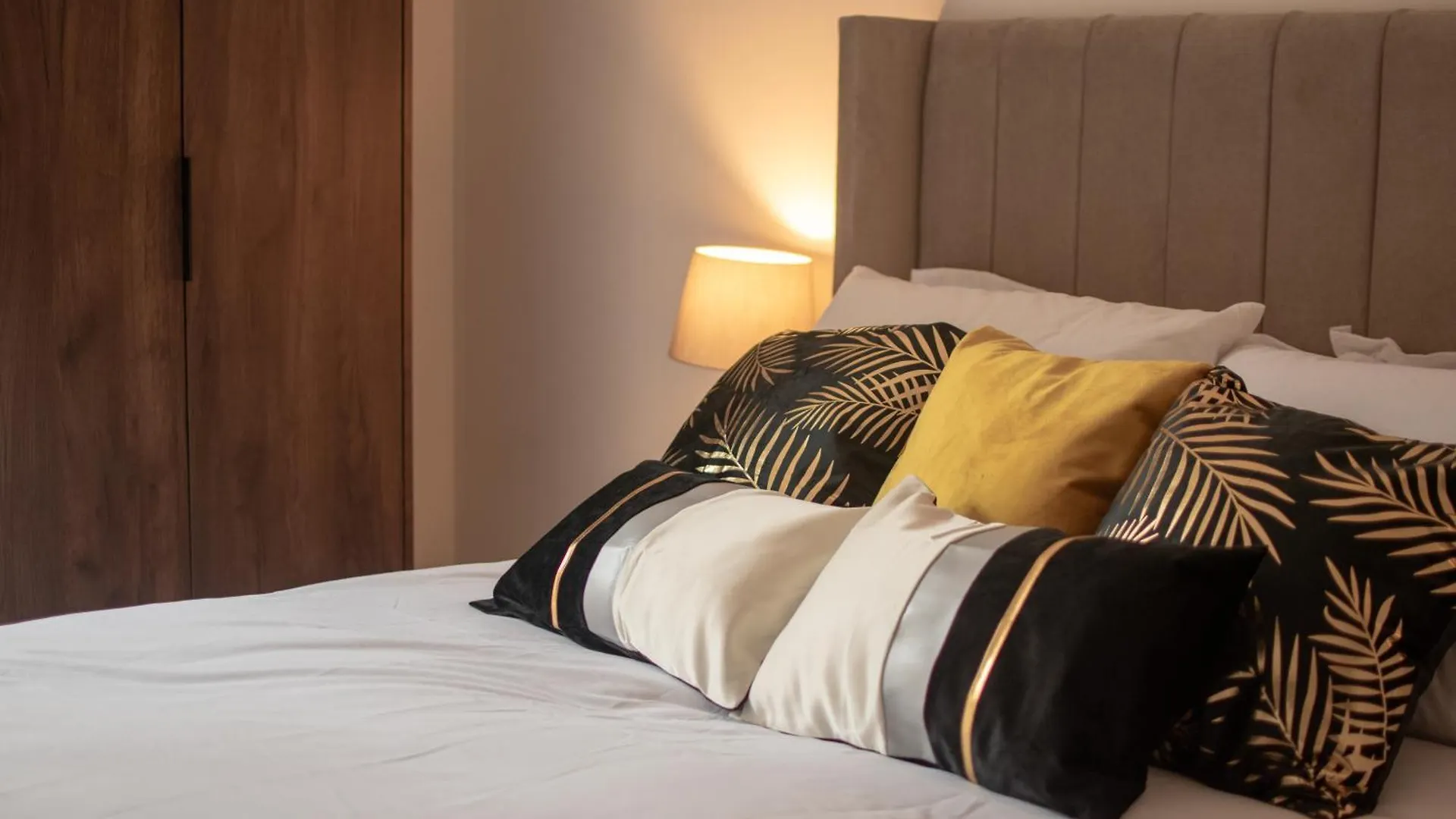 Cosy 2 Bed Apartment With Free Parking Included Sleeps 8 Лондон