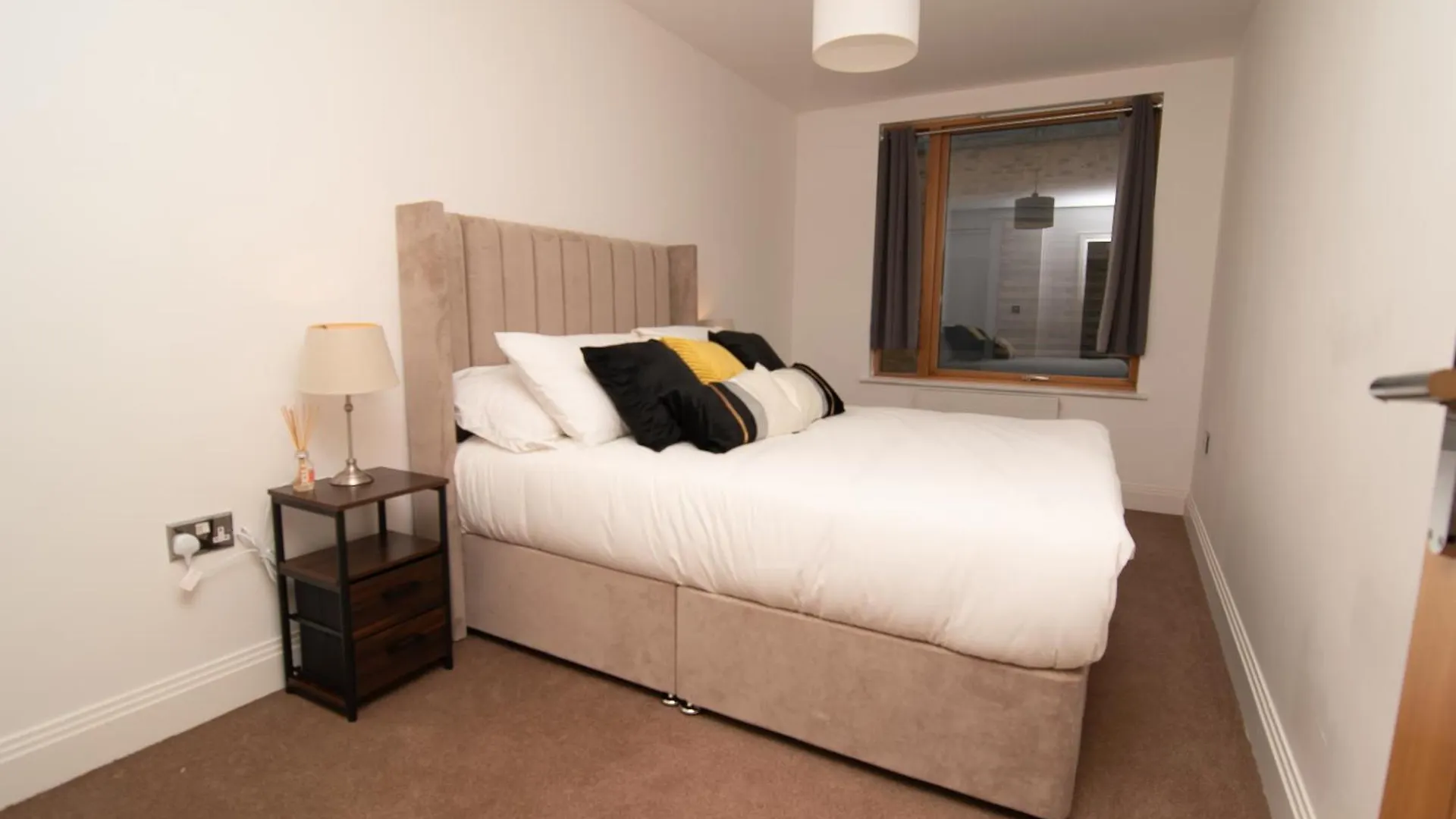 Cosy 2 Bed Apartment With Free Parking Included Sleeps 8 Лондон