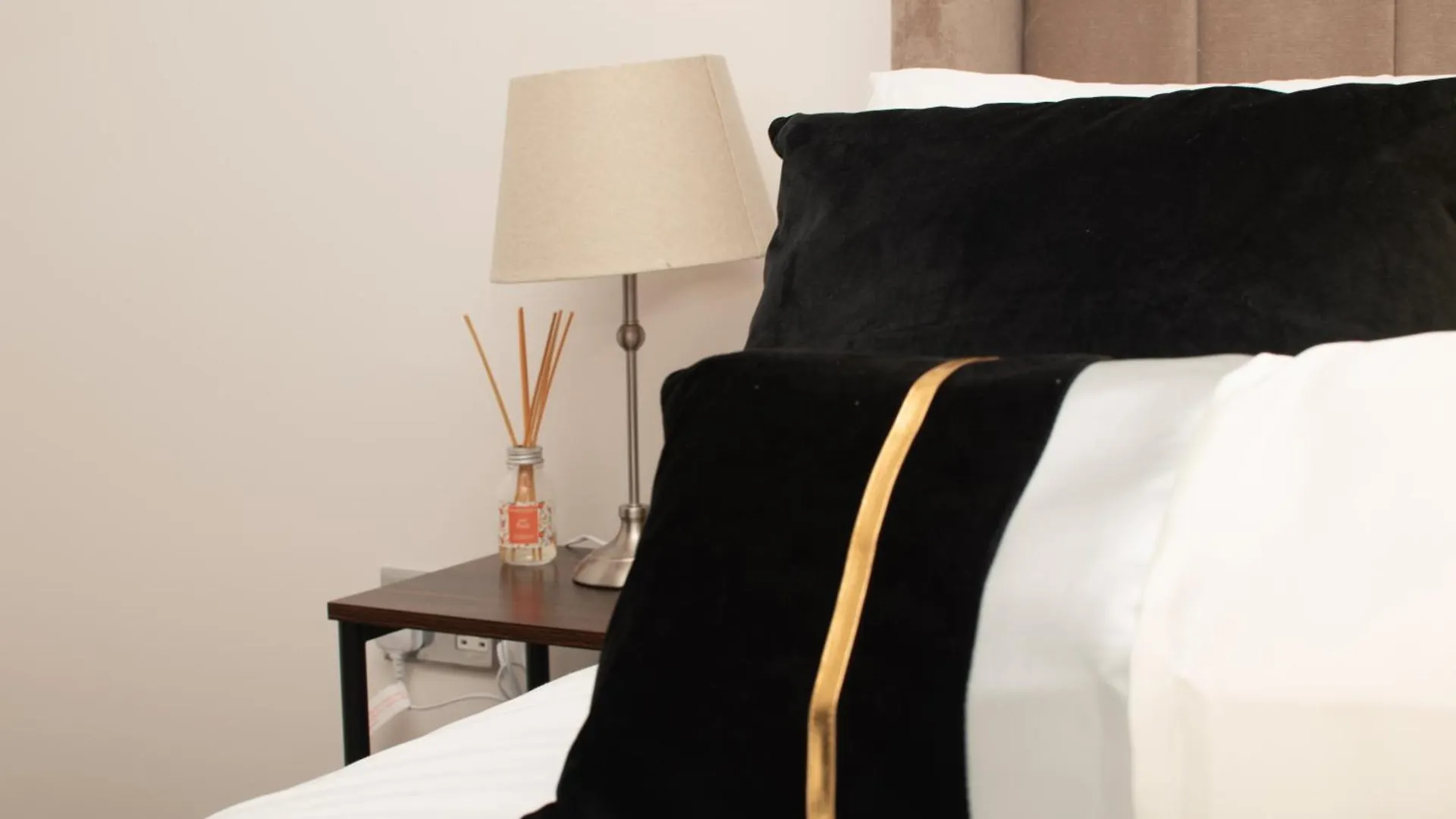 Cosy 2 Bed Apartment With Free Parking Included Sleeps 8 Лондон
