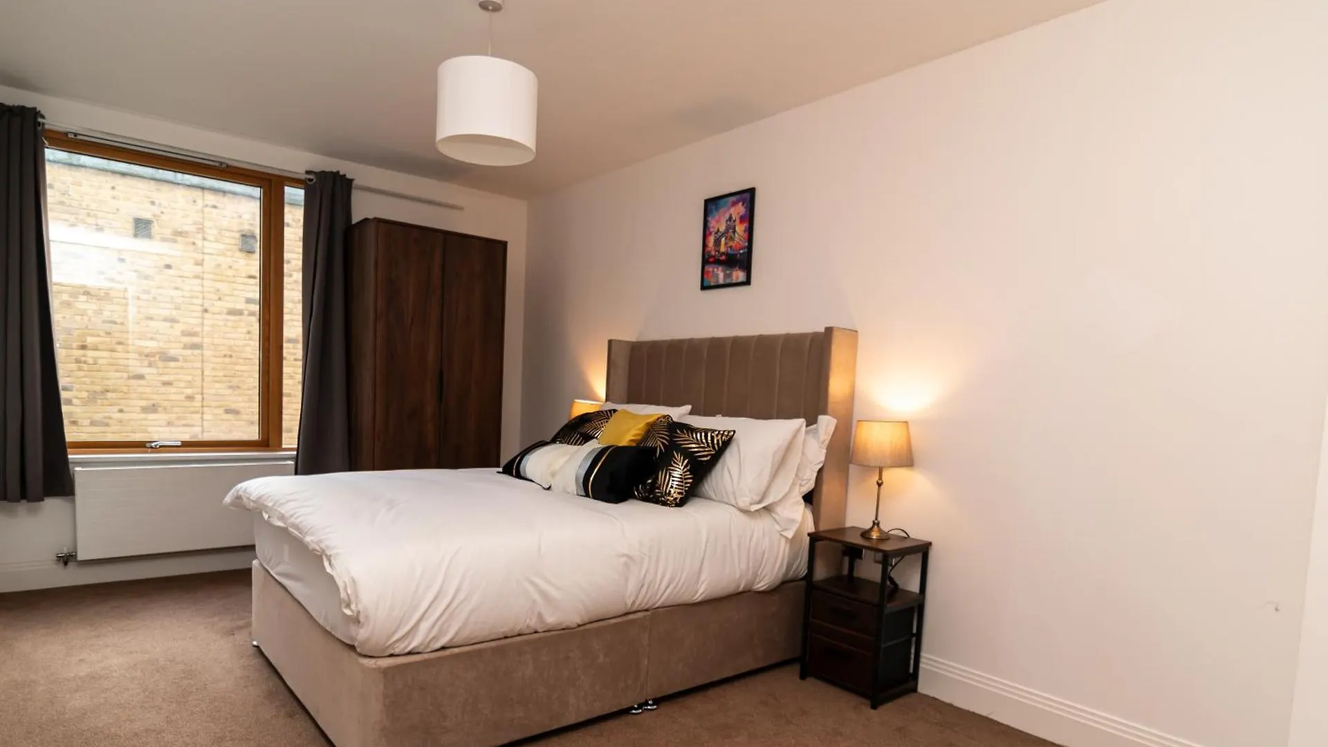 Cosy 2 Bed Apartment With Free Parking Included Sleeps 8 Лондон