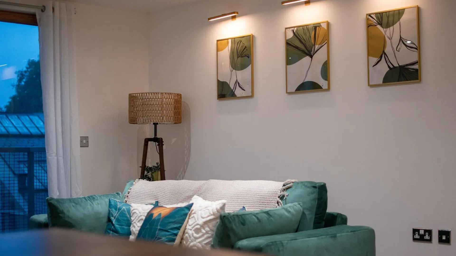 Cosy 2 Bed Apartment With Free Parking Included Sleeps 8 Лондон Великобритания