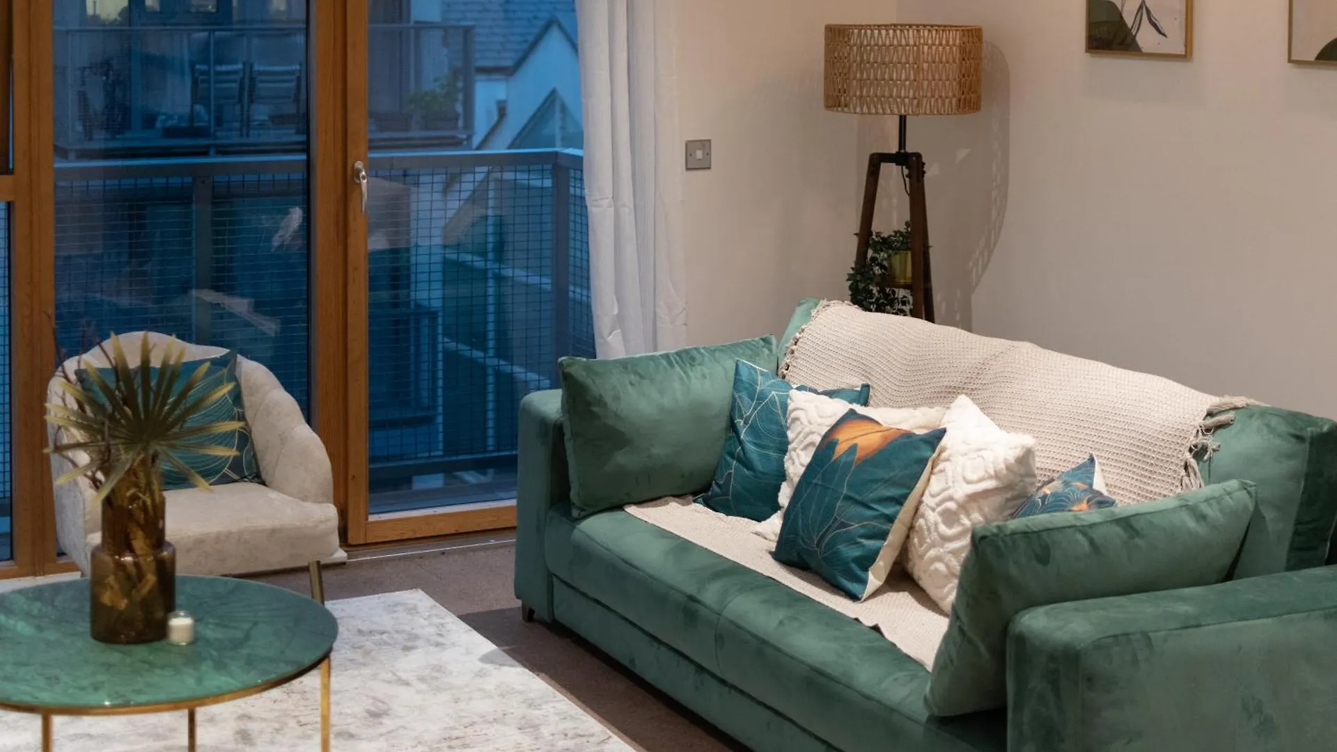 Cosy 2 Bed Apartment With Free Parking Included Sleeps 8 Лондон
