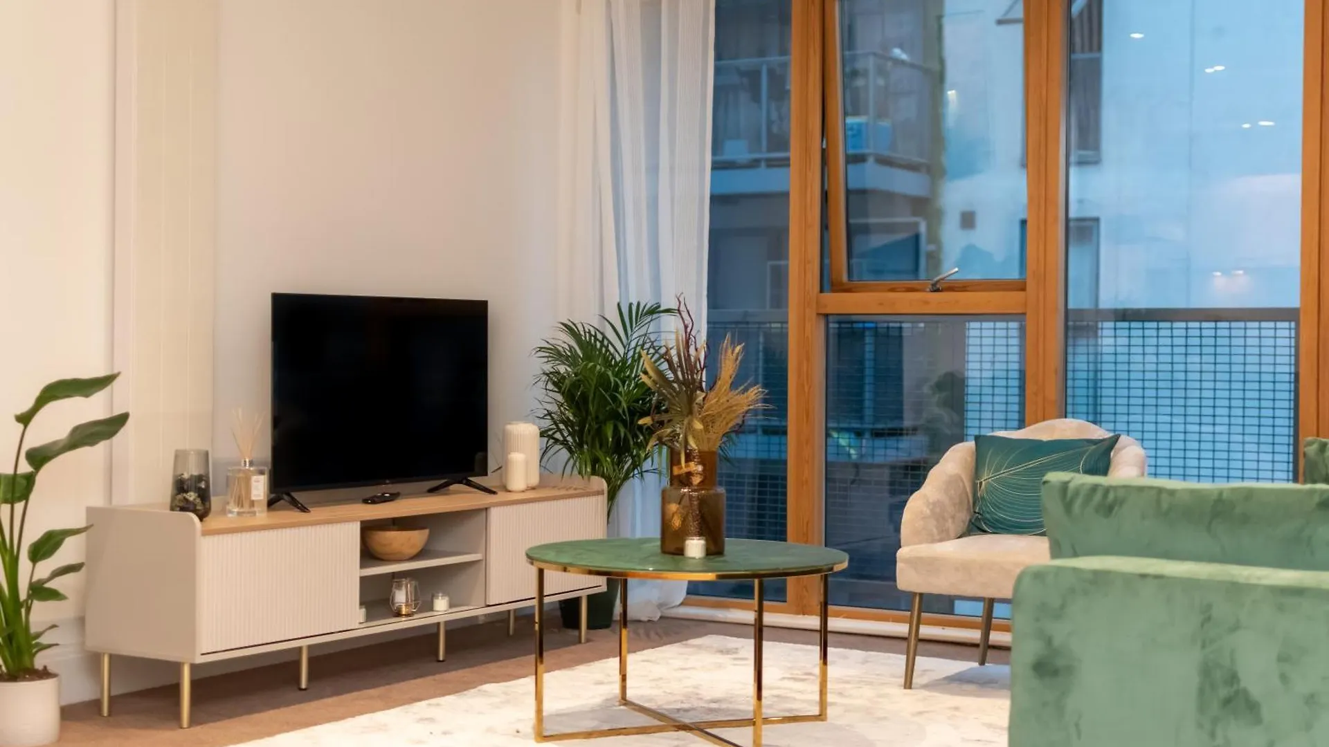 Cosy 2 Bed Apartment With Free Parking Included Sleeps 8 Лондон 0*,