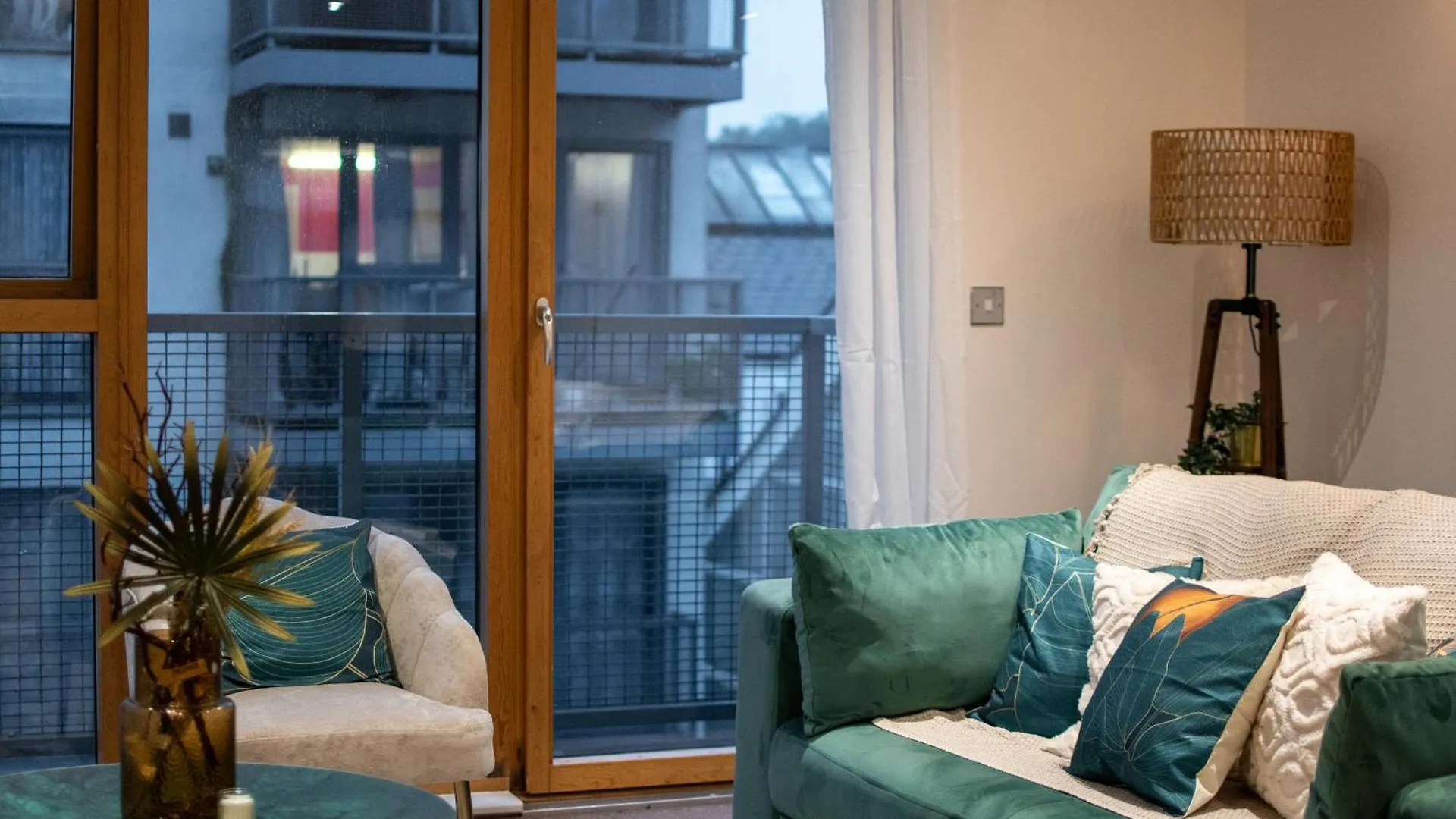 Cosy 2 Bed Apartment With Free Parking Included Sleeps 8 Лондон